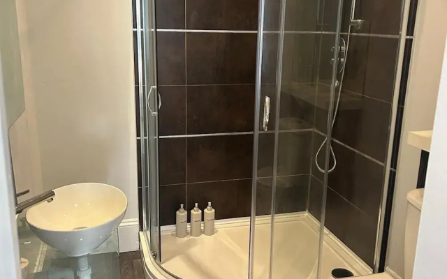 Apartment - Sleeps 6 & Near Station