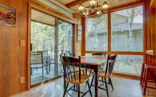 22 Rogue Home with Private Hot Tub, BBQ, and Game Room by RedAwning
