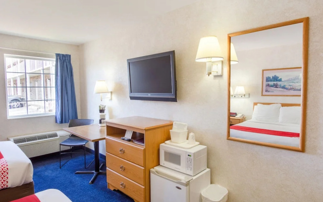 Econo Lodge Inn & Suites Lake Of The Ozarks