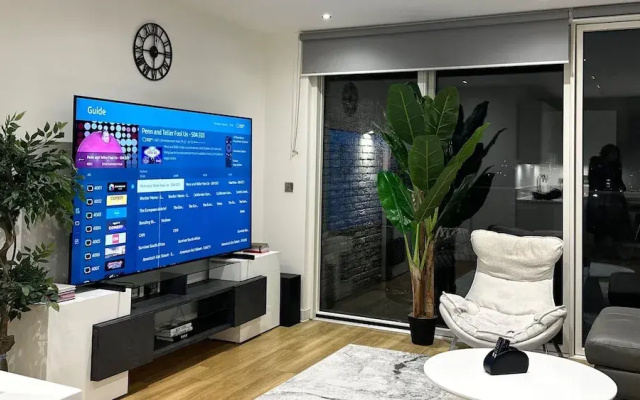 Beautiful 2-bed High Rise Apartment in Royal Wharf
