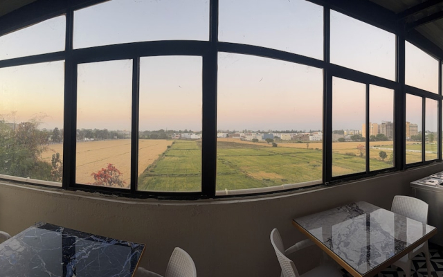 Cozy Den Hotel