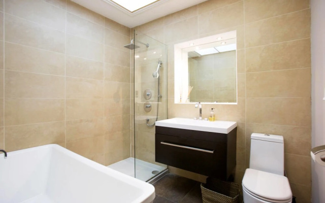 Exquisite 2 bed and bath in Kensington