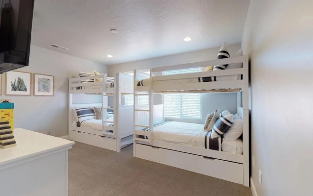 Desert Serenity 4 Bedroom Apts by Redawning