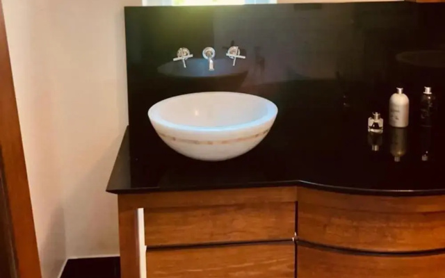 1 Bedroom Flat Sleeps 4 -free Onsite Parking -wifi