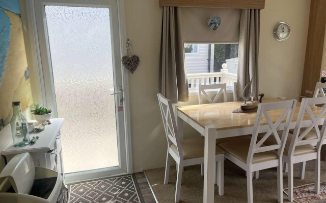 Caravan - Sleeps 8 - Decking - Pets Ok - Parking