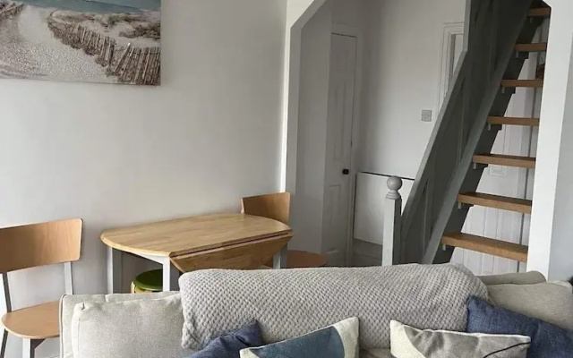 Seasideescape-2br-sleeps4-parking-petsok-fireplace