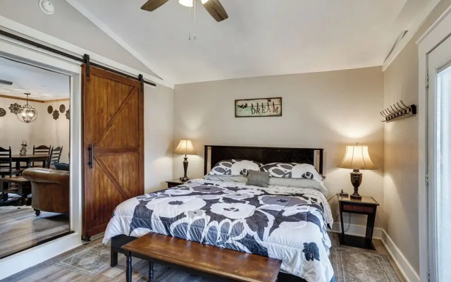Pet-friendly Granbury Home w/ Yard, Near Downtown!