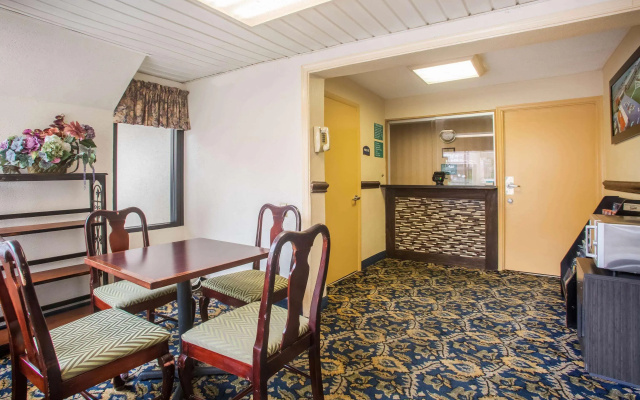Howard Johnson by Wyndham College Park