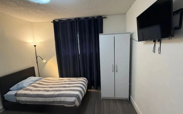 Private Room Downtown with Kitchenette