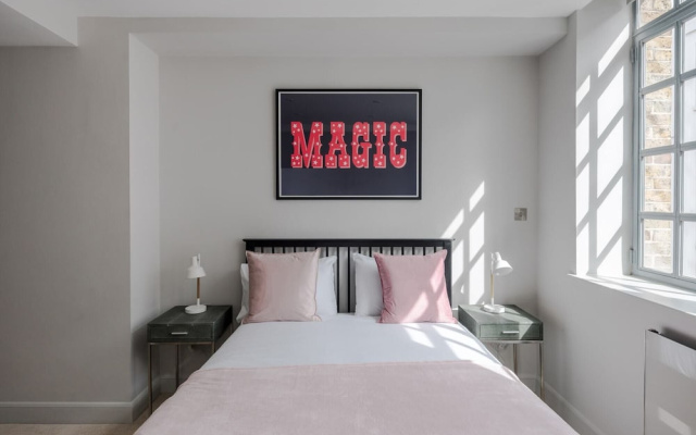 The Eyre Suite Five - Farringdon - by Frankie