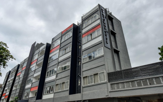 OYO Townhouse 592 Century Hotel