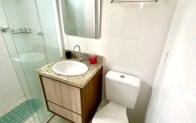 Apto novo e arejado com uma ampla sacada