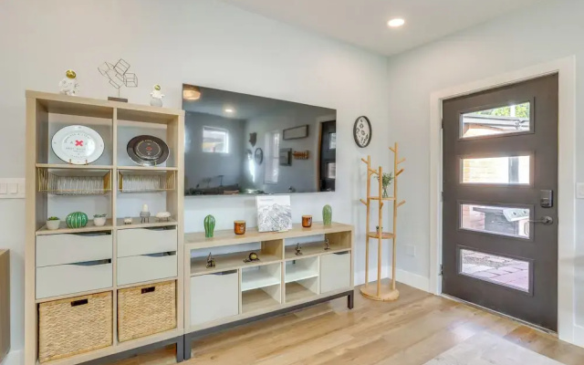 4 Mi to Dtwn Phx: Couples Escape w/ Shared Patio