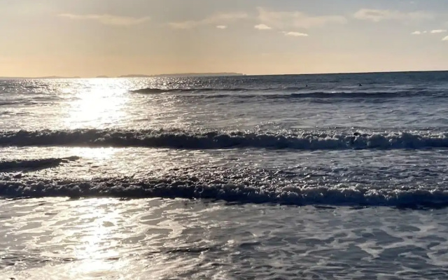 Stunning Renovated & Spacious 2 BR - 100m to Beach