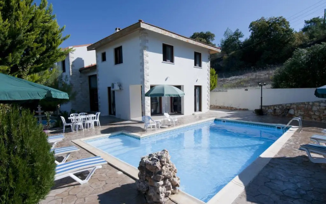 Loura Villa