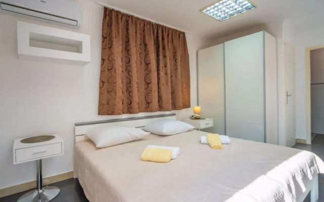 Apartment Šegulja St.Georges-de-Montclard 37370