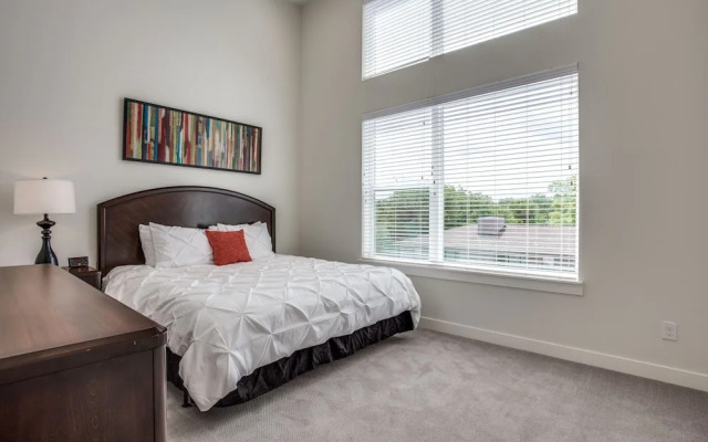 Upscale 2 bedroom Dallas TownHome
