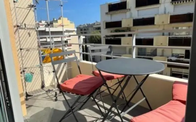 Beautiful Bright Apt At 3 Min Walk From The Beach