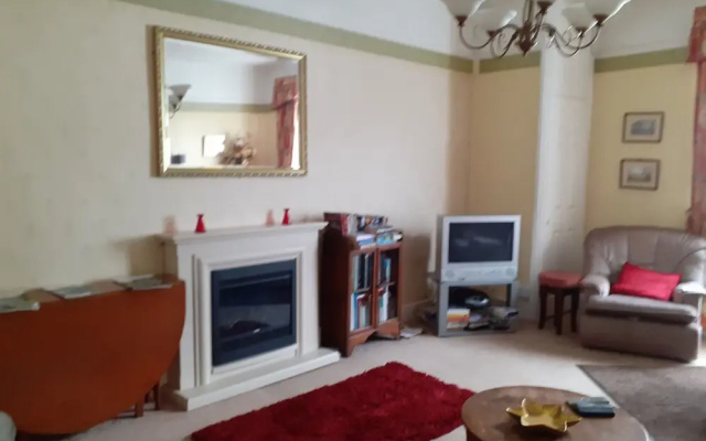 House - Sleeps 6 & Paid off Site Parking Available