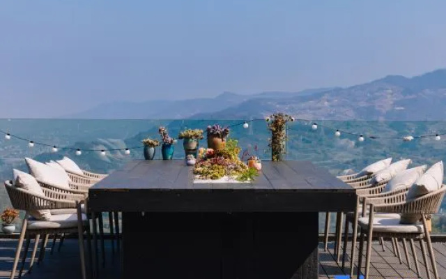 Half Hidden - Peachland Mountain Boutique Resort & Spa