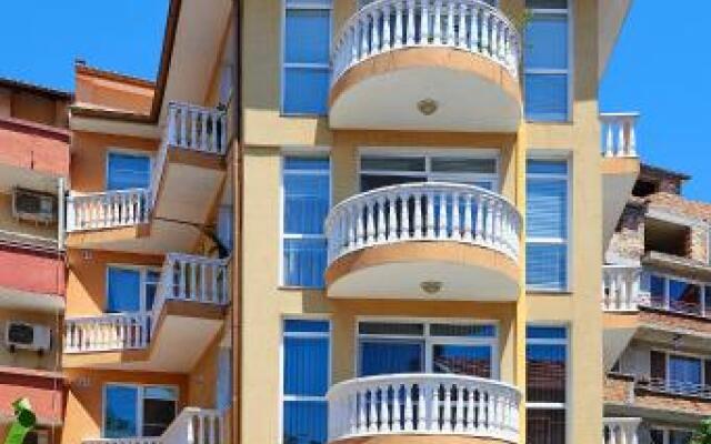 Отель Guest House Nadin Болгария, Поморие - отзывы, цены и фото номеров - забронировать отель Guest House Nadin онлайн вид на фасад