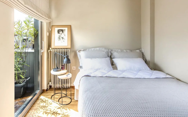 Stylish Sunny Apartment 1 stop to City Center by VillaRentalsgr
