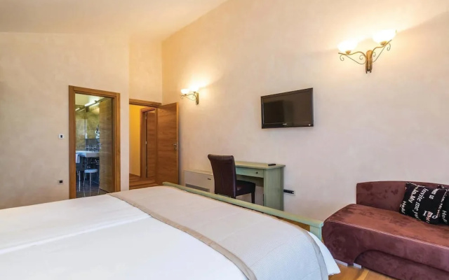 Stunning Home in Turcic With Wifi and 4 Bedrooms