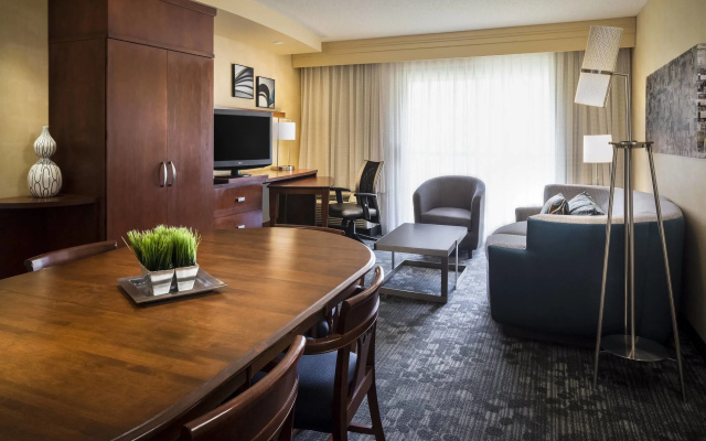 Courtyard by Marriott Kansas City Shawnee