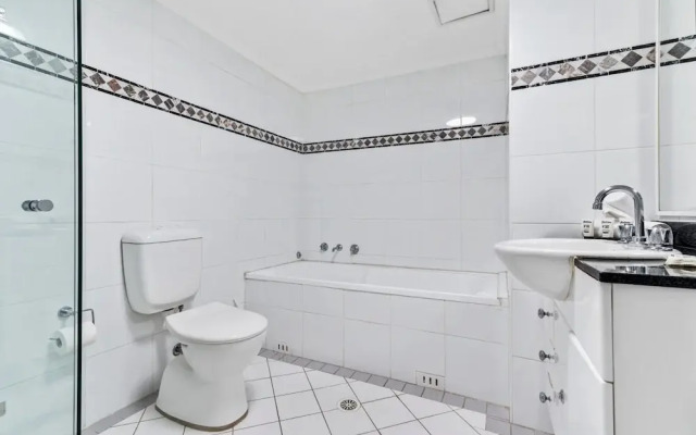 Poolside 2-bed Haven, Walk to City Centre