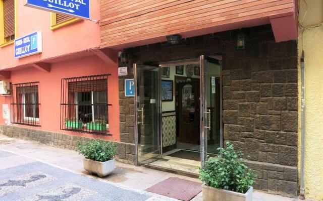 Отель Hostal Guillot Торремолинос вид на фасад