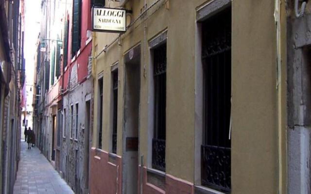Отель Alloggi Sardegna вид на фасад