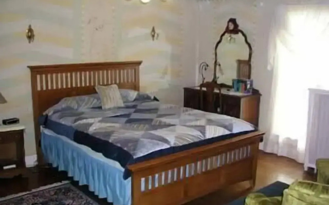 Chestnut Charm Bed & Breakfast