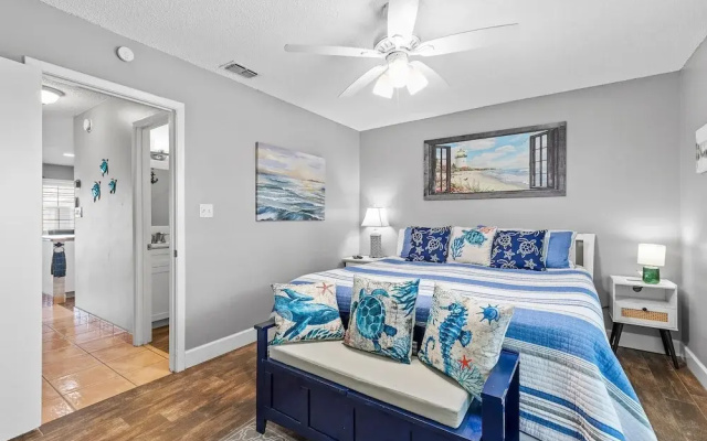 Colony Beach Club 210