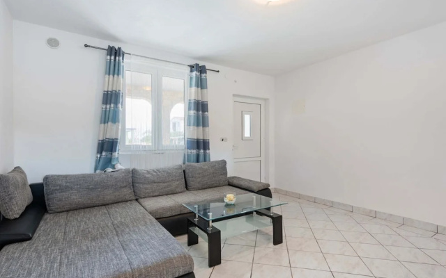 Quaint Apartment in Vir near Sea