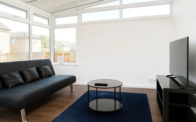 Prime 4BR Reading House & Free Parking