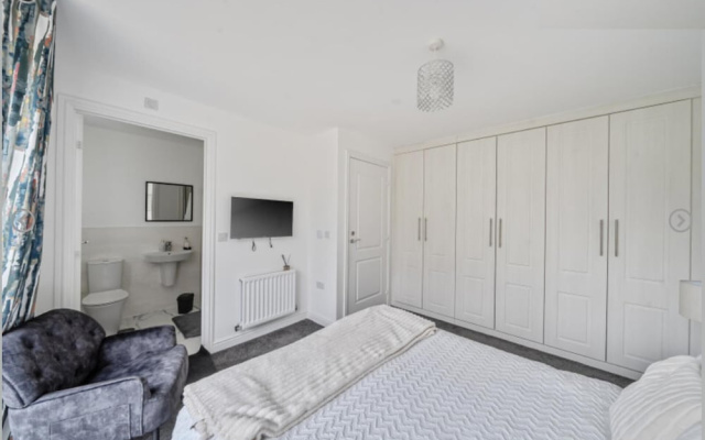 House - Sleeps 6 & Free Parking