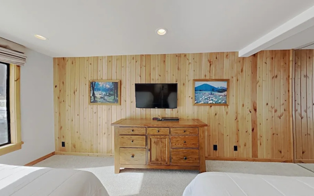 Stay mountainside! One Bedroom Condo Just Steps to the Mountain and 1 Mile to the Village at Mammoth by RedAwning