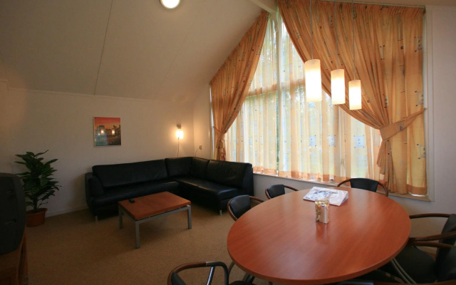 Detached holiday home with combi-microwave at the Schildmeer