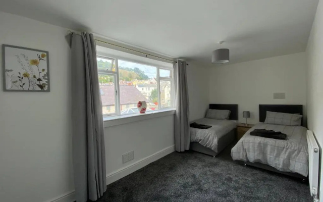 Spacious First Floor 3 Bed Mostyn Street Apartment