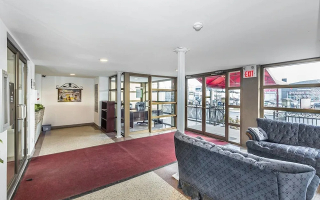 Magnificent Studio at Leaside -10 Mins to Downtown