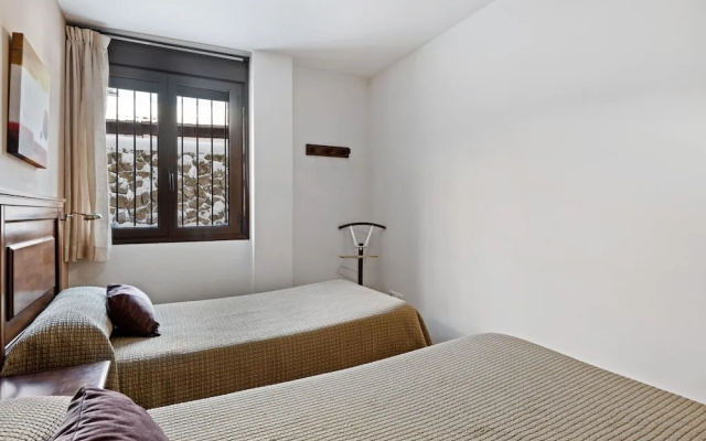 Contemporary Apartment in Gudar With Fireplace