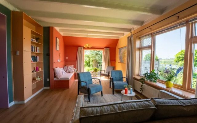 Het Voorhuis van de Oude Boerderij aan de Friese Meren met Eigen Steiger