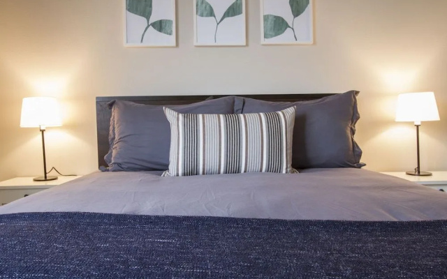 MARINA PRESIDENTIAL SUITE w AMAZING VIEWS & AMENITIES