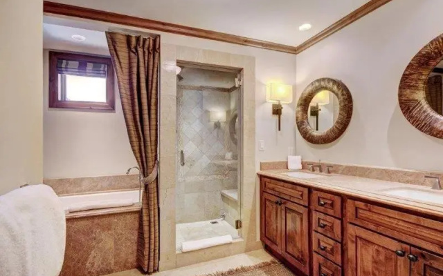 Vail Ritz Carlton 3Bed MtnView