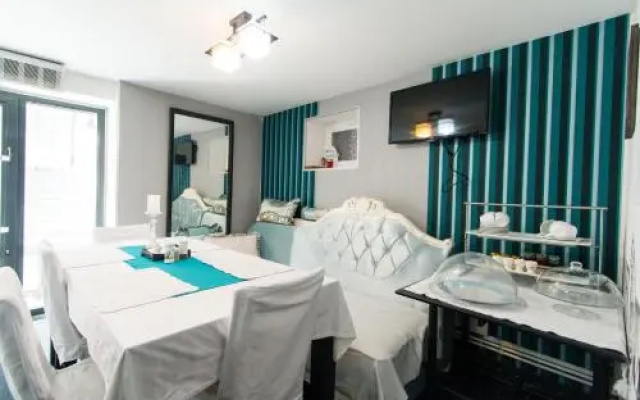 Jolie Apartments