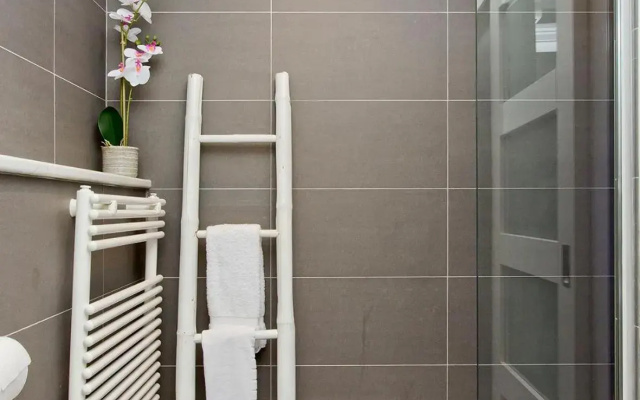 Ultra Modern, West End Village, Refurbished 1 bed