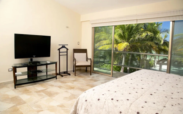 5 BR House with Pool and Private Beach