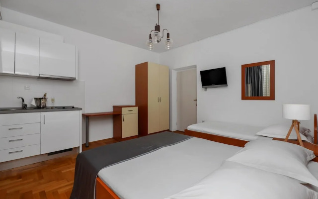 Apartments Čobrnić