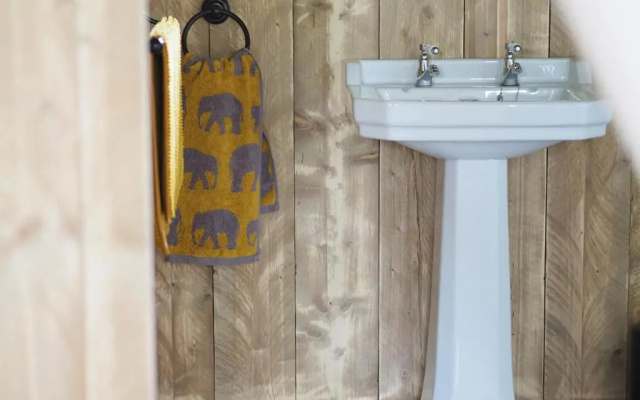 Brackenhill Glamping - Safari Tent with Hot Tub - Sleeps 6