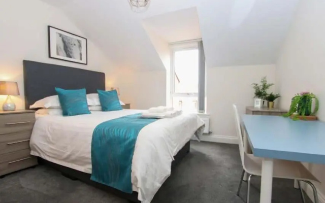 No11 Luxe Living Guest House-Sleeps 6-Family Friendly-Private Parking-Wifi-City-Beach